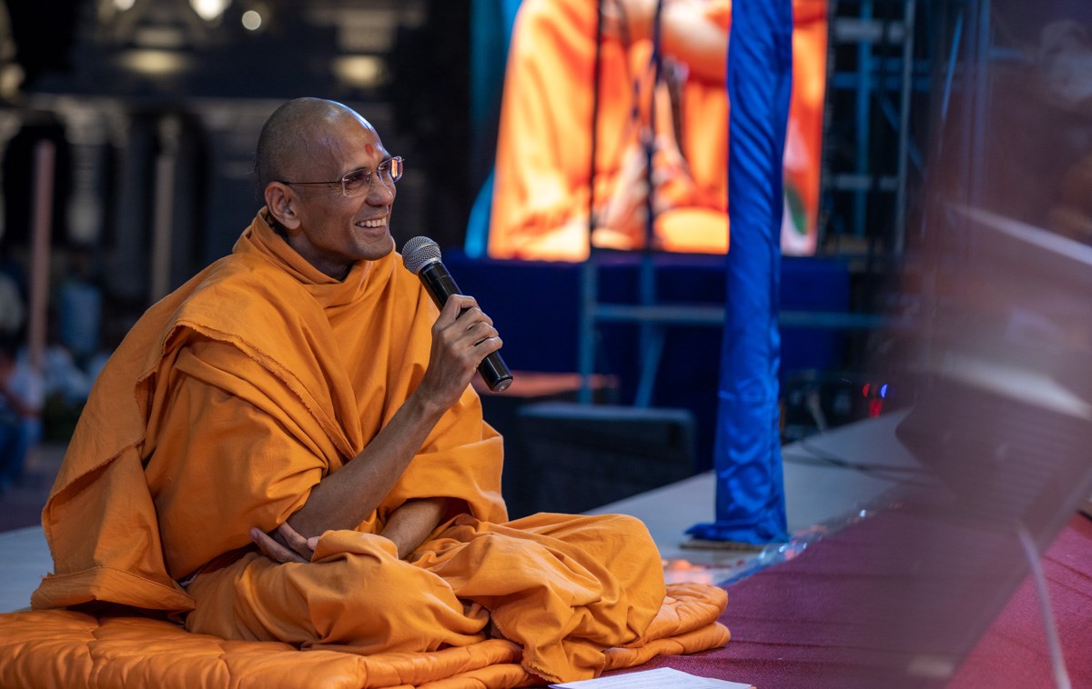 Atmatrupt Swami engages in a question-answer session with Swamishri