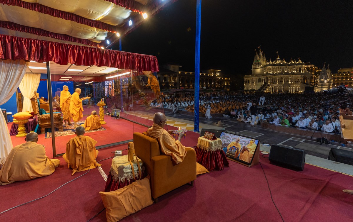 Swamishri and senior sadhus perform the arti