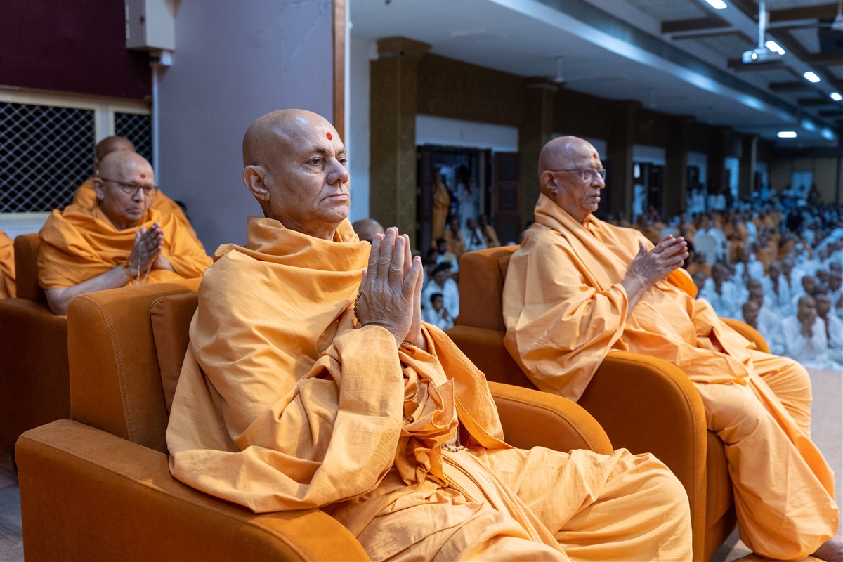Pujya Viveksagar Swami, Pujya Swayampakash Swami (Doctor Swami) and Pujya Ghanshyamcharan Swami doing darshan of Swamishri
