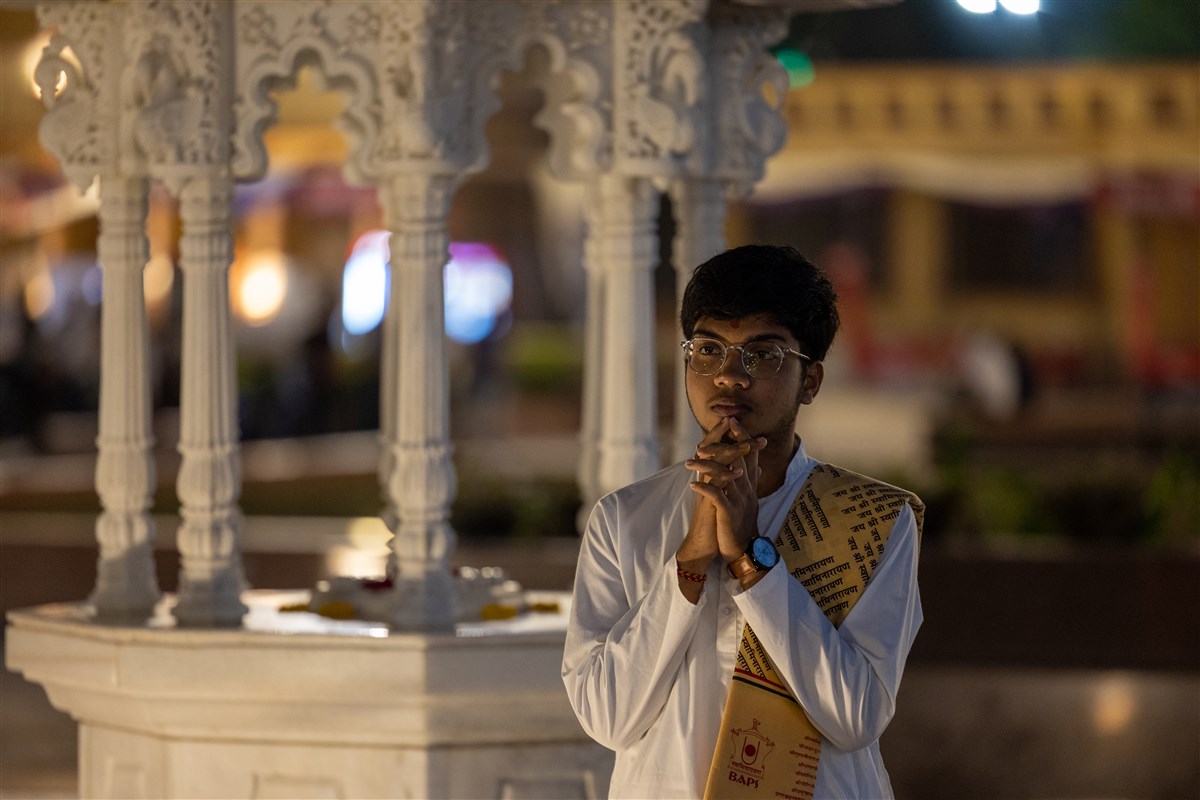 A youth doing darshan of Swamishri
