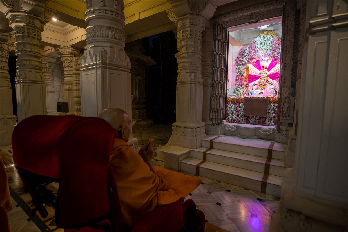 Swamishri engrossed in darshan of Brahmaswarup Bhagatji Maharaj on his birth anniversary