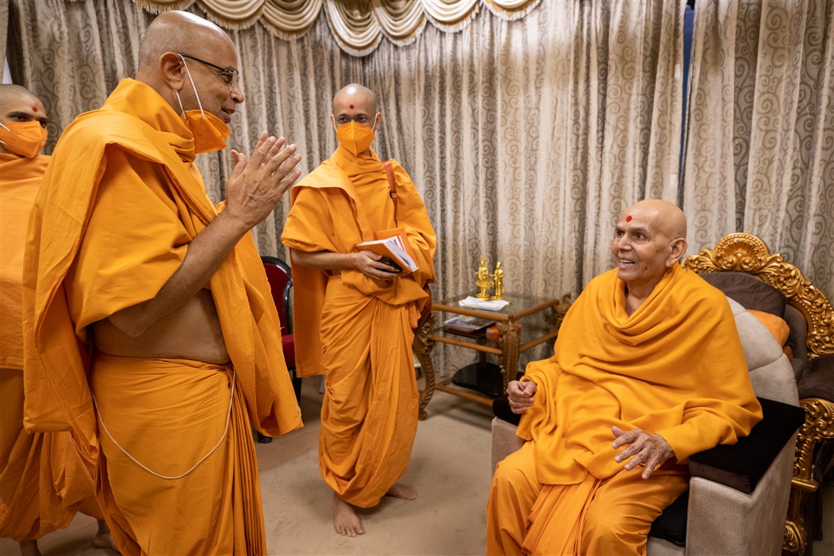 Swamishri in conversation with Gnaneshwar Swami