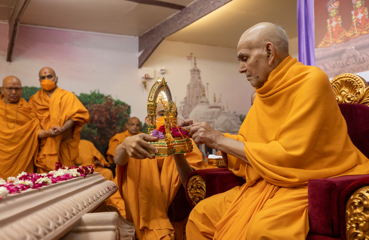 Swamishri ties a nadachhadi to Aksharbrahma Gunatittanand Swami