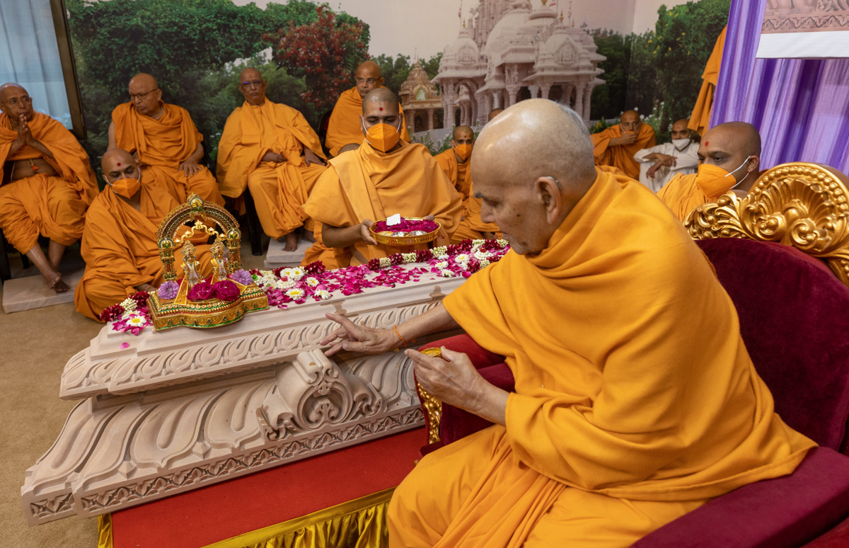 Swamishri performs pujan of the jagatipith