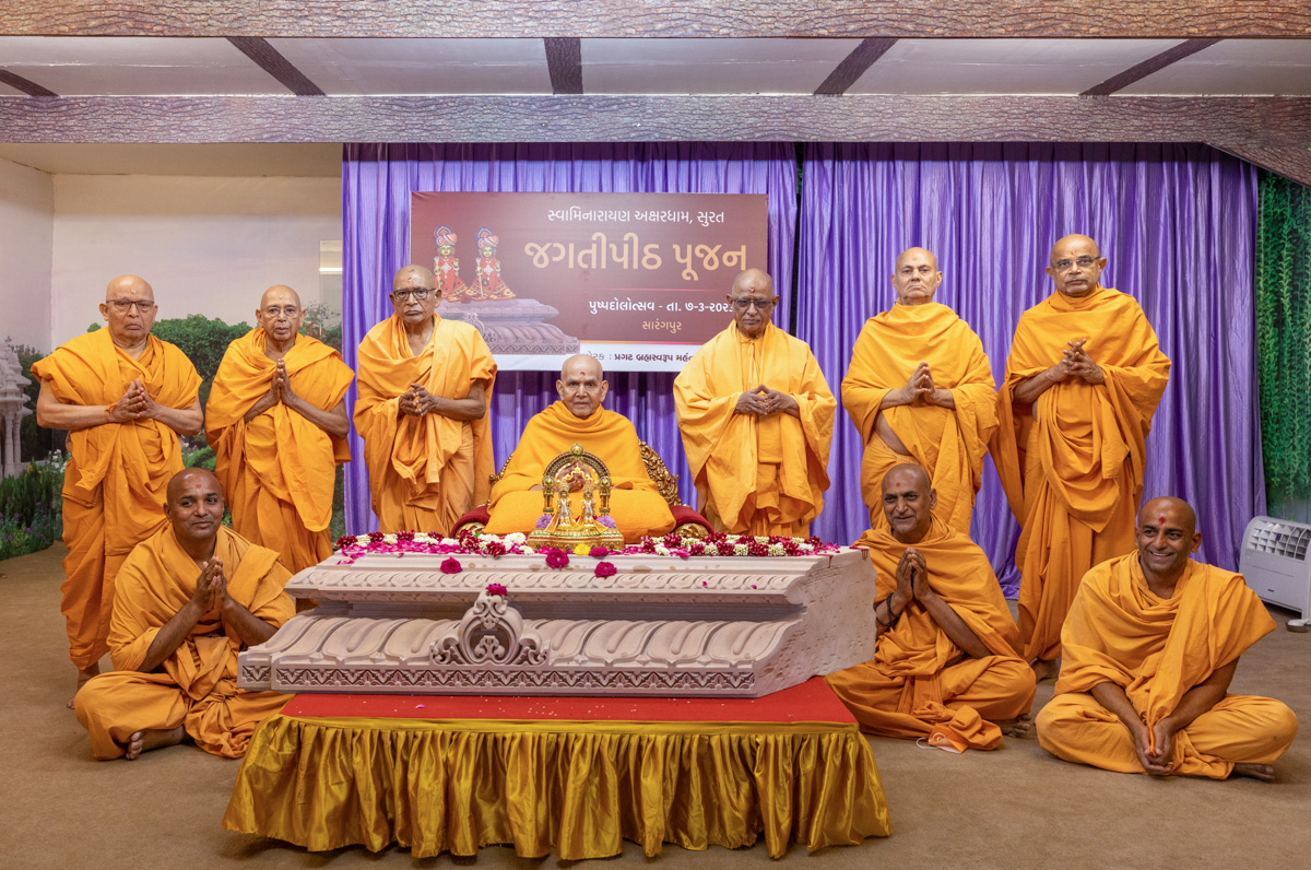Senior sadhus and sadhus with Swamishri