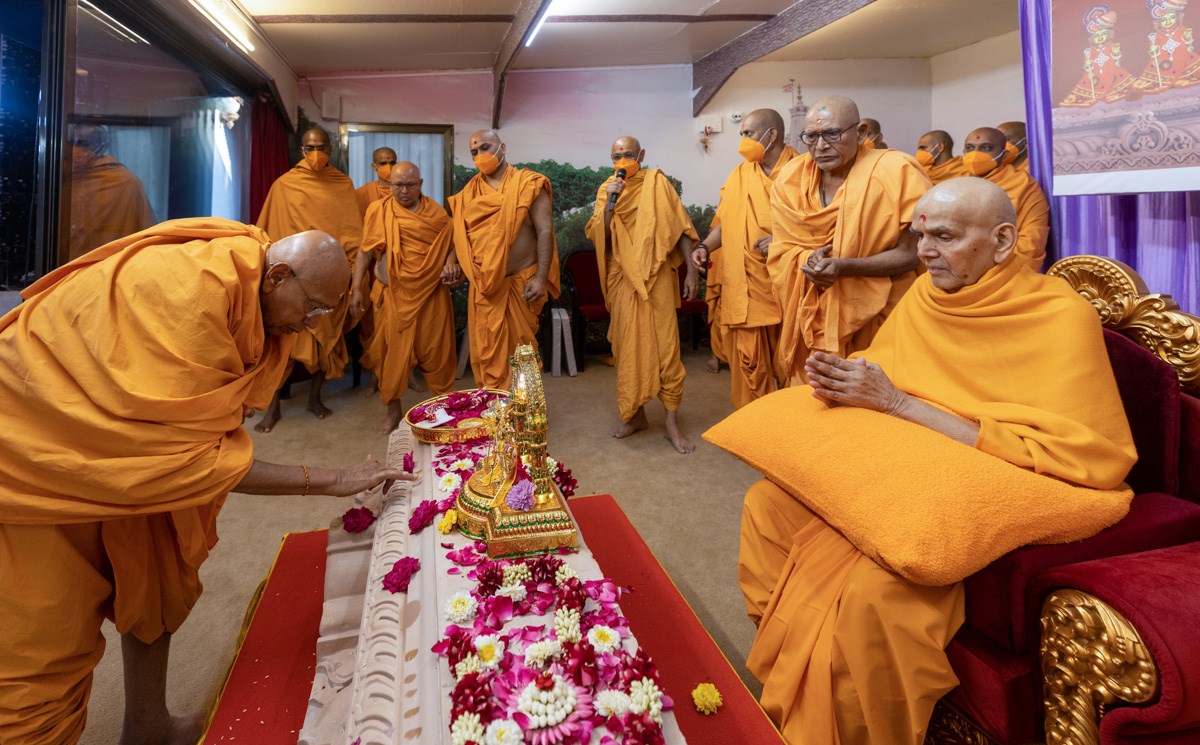 Pujya Tyagvallabh Swami performs pujan of the jagatipith