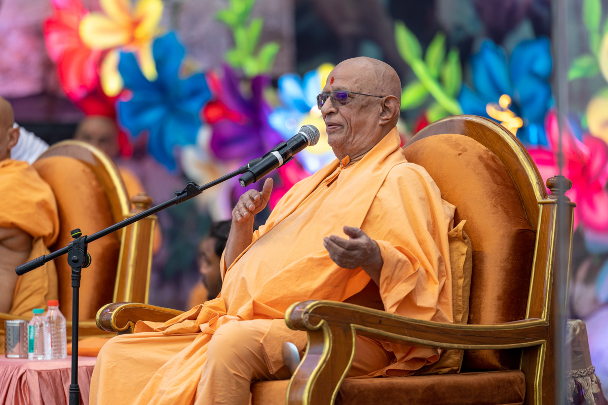 Pujya Swayamprakash Swami (Pujya Doctor Swami) addresses the assembly