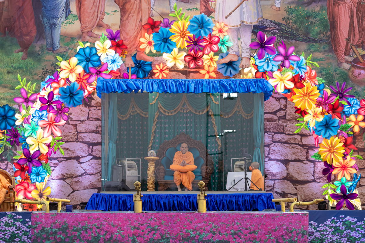 Swamishri blesses the asembly