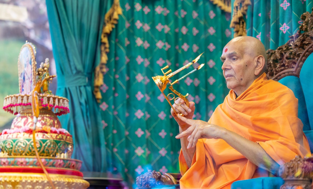 Swamishri performs the arti