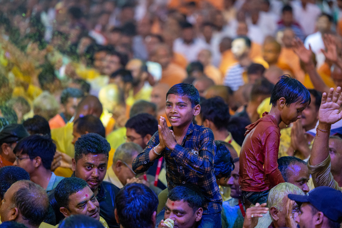 Devotees joyously doing darshan of Swamishri