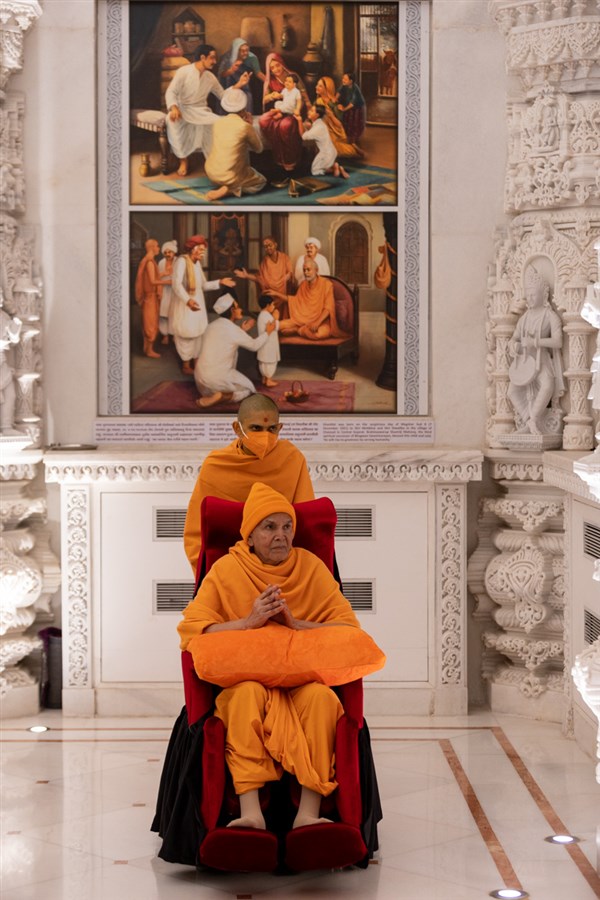Swamishri engrossed in darshan at the Pramukh Swami Maharaj Smruti Mandir