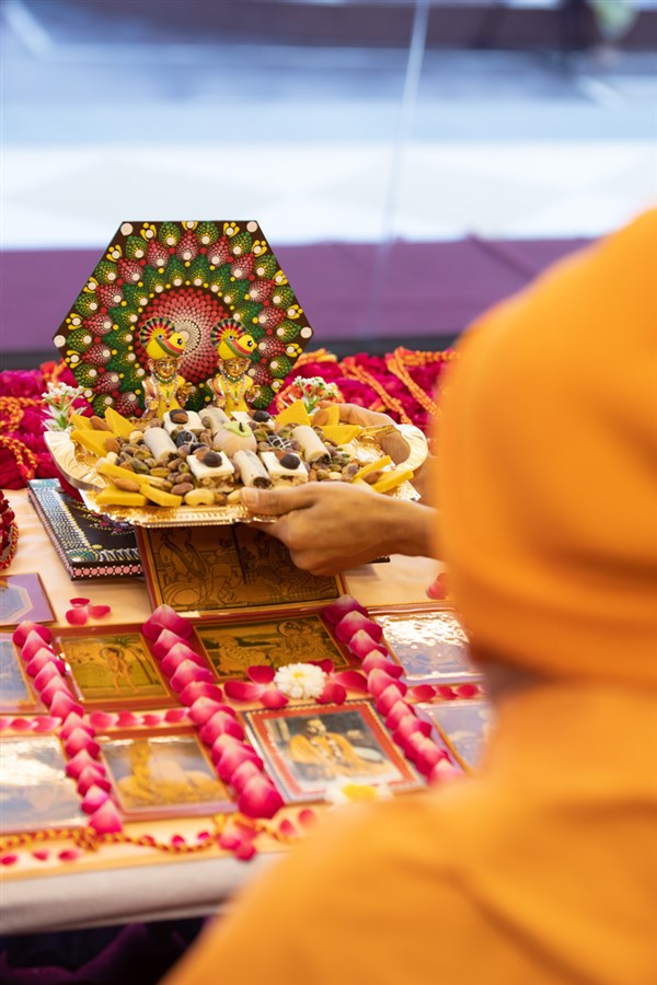 Thal is offered to Shri Harikrishna Maharaj and Shri Gunatitanand Swami