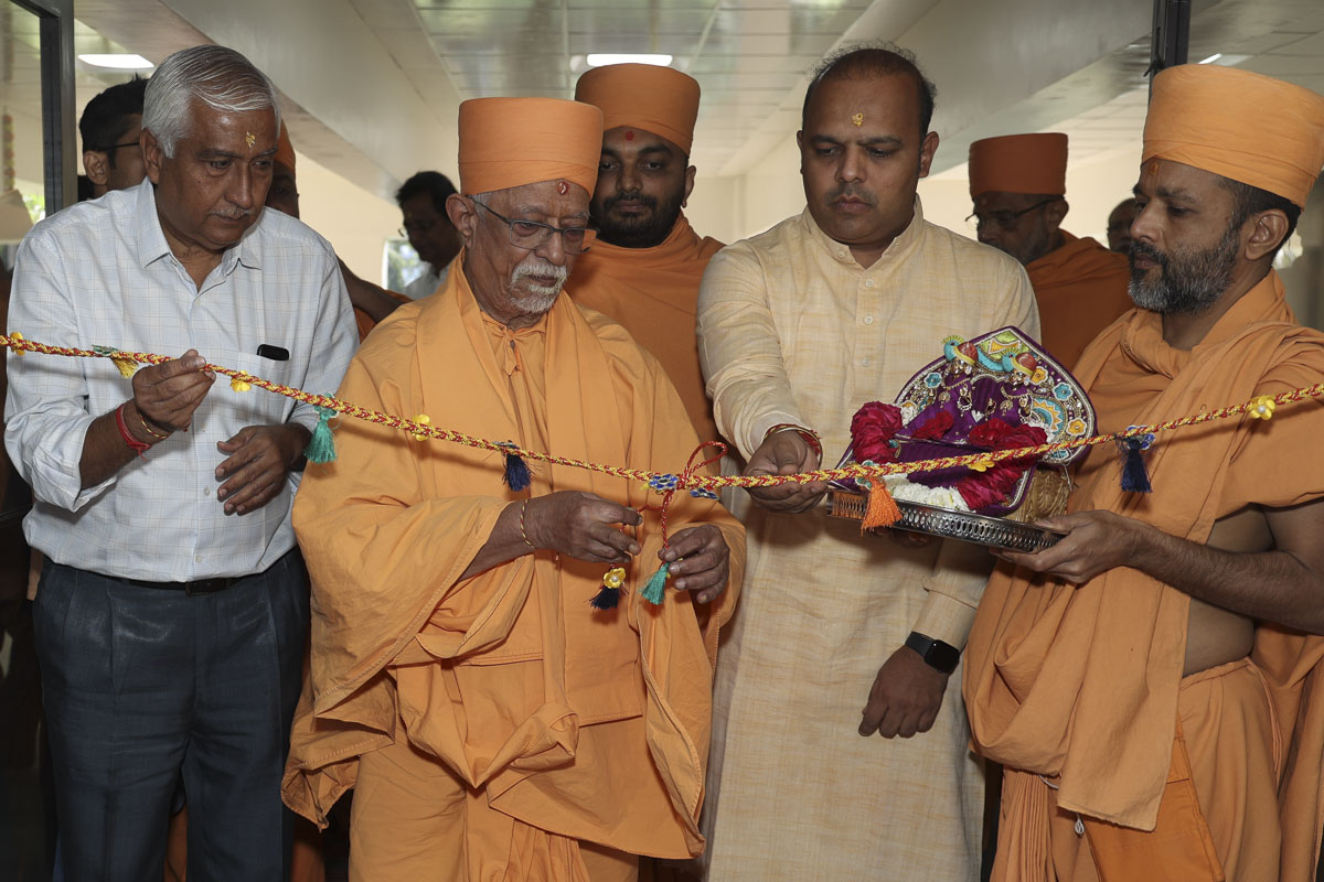 Pujya Swayamprakash Swami (Pujya Doctor Swami) unties the nadachhadi to inaugurate the 'BAPS Pramukh Academy'