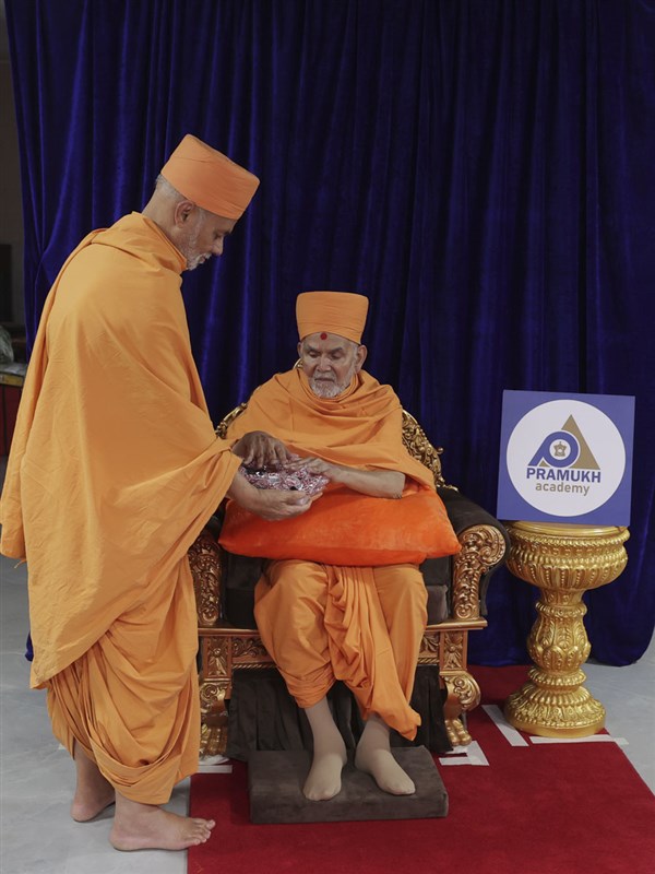 Swamishri sanctifies nadachhadis
