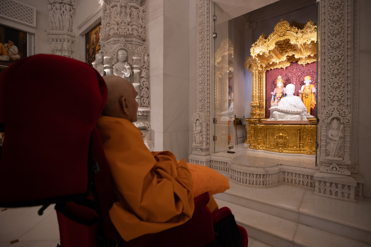 Swamishri engrossed in darshan of Shri Akshar-Purushottam Maharaj and Brahmaswarup Pramukh Swami Maharaj
