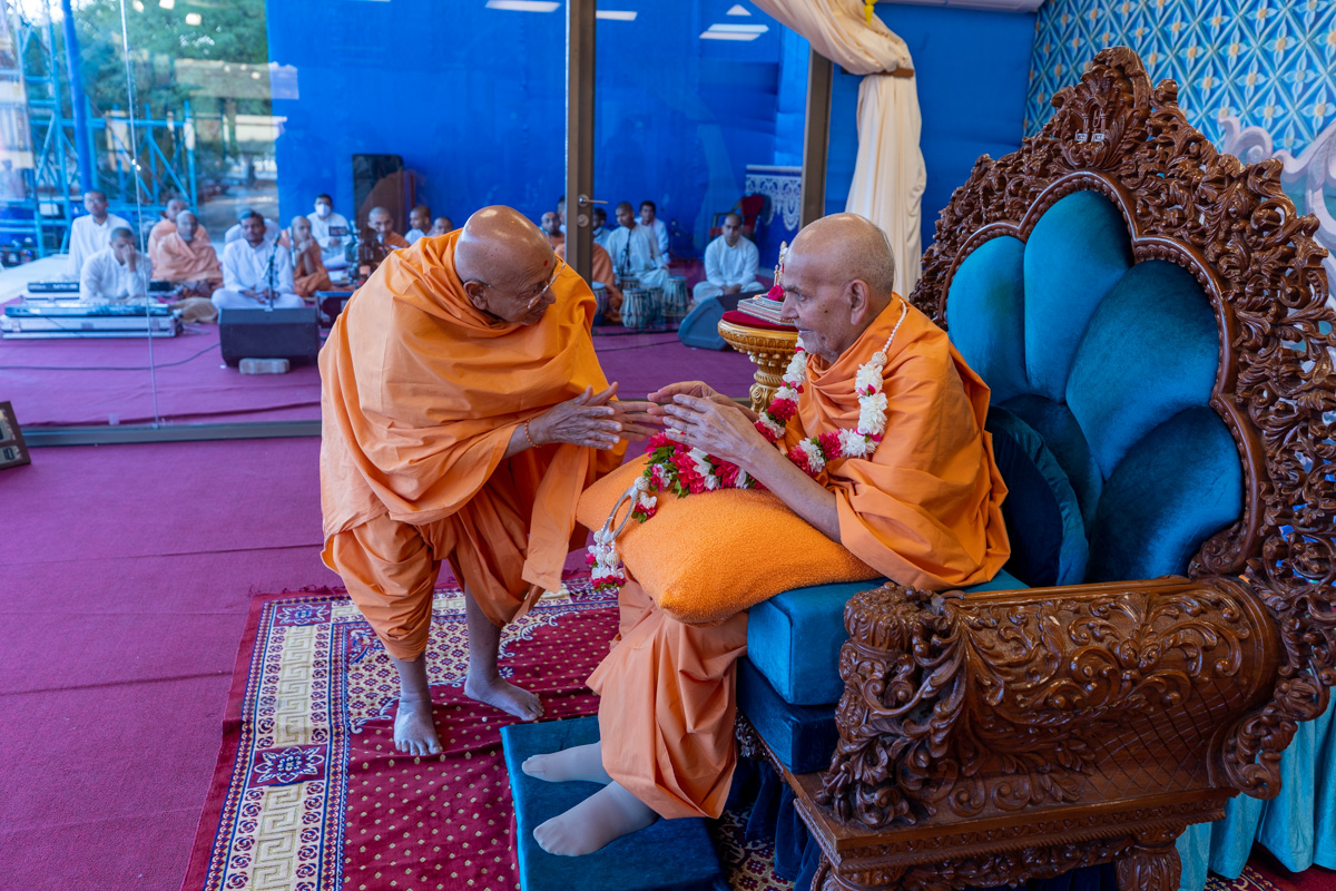Pujya Tyagvallabh Swami honors Swamishri with a garlnad