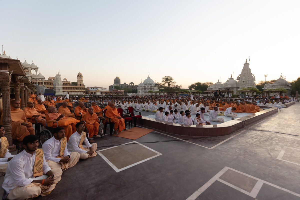 Sadhus, parshads and devotees doing Swamishri's puja darshan