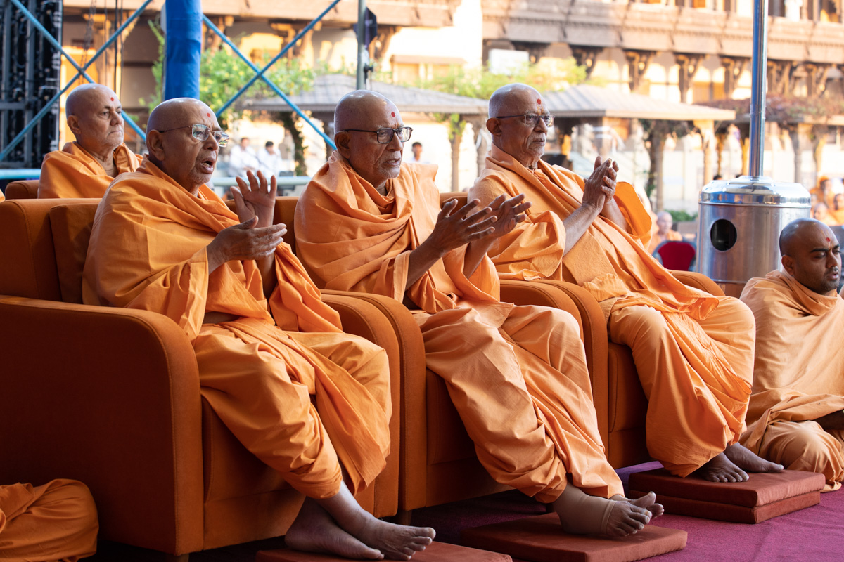 Senior sadhus chant the Swaminarayan dhun