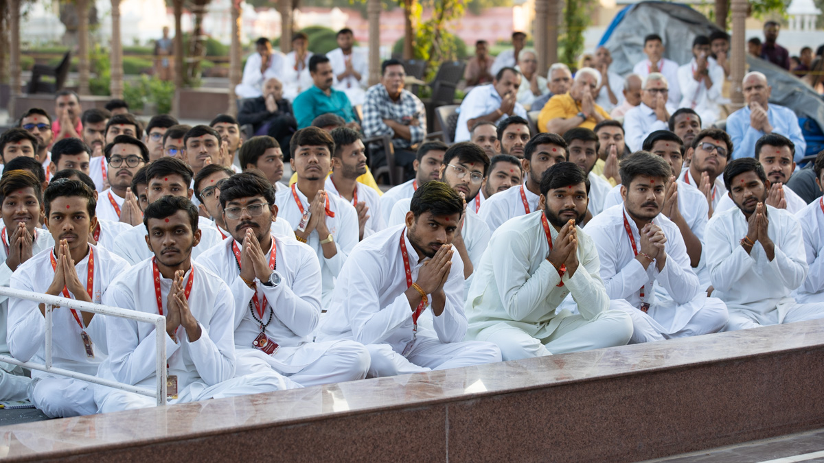 Youths of the Yuva Talim Kendra, Sarangpur, doing darshan of Swamishri