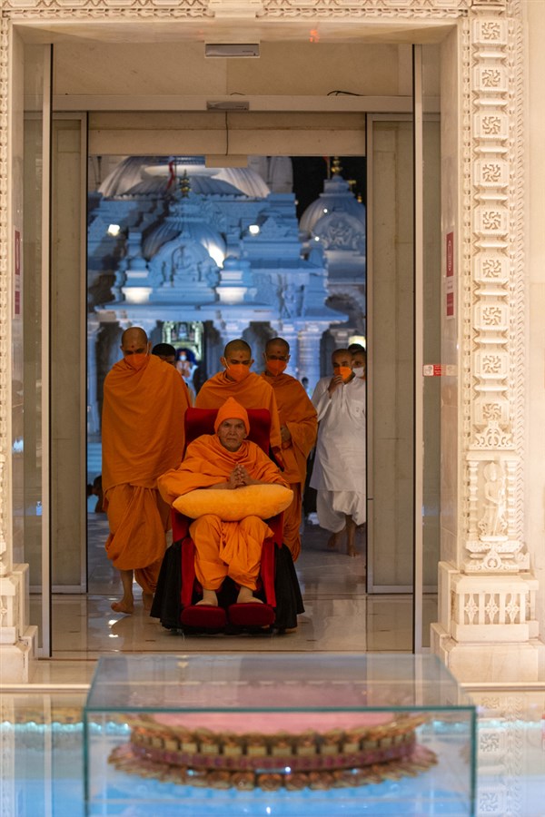 Swamishri arrives for darshan at the Pramukh Swami Maharaj Smruti Mandir