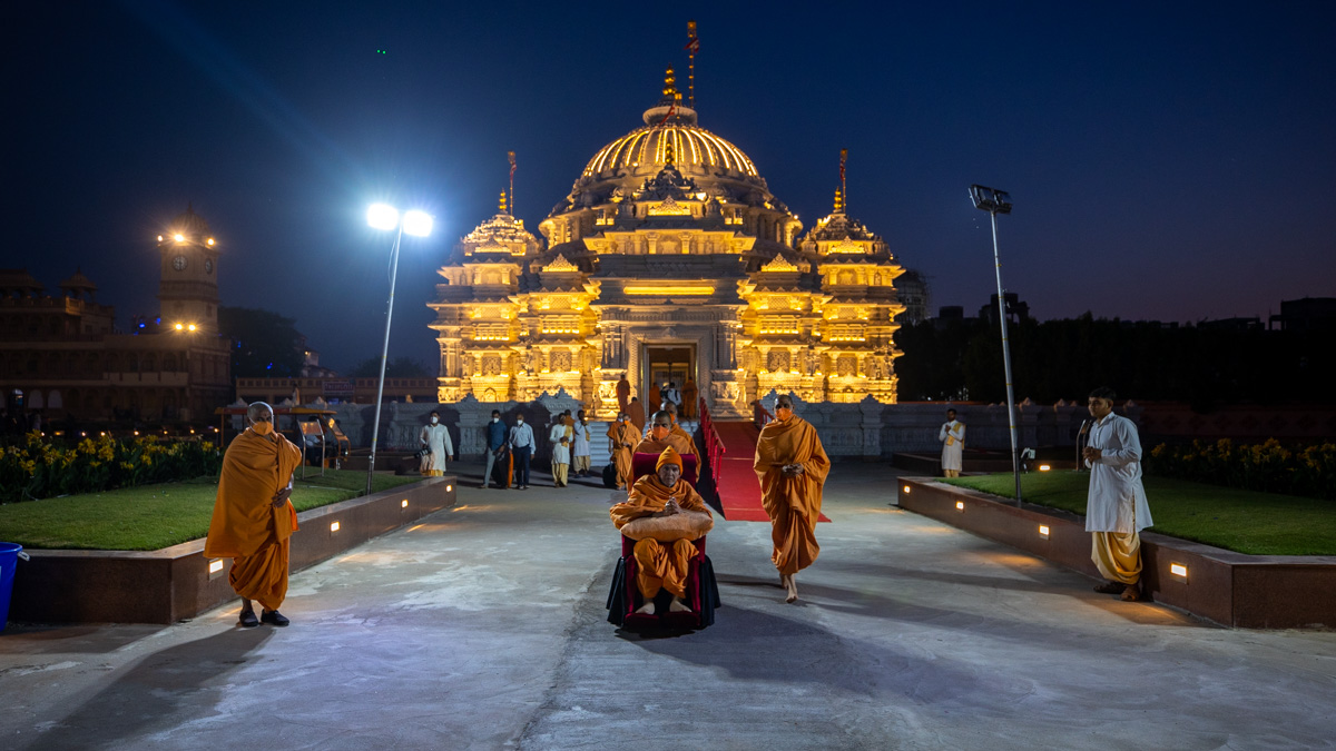 Swamishri after darshan at the Pramukh Swami Maharaj Smruti Mandir