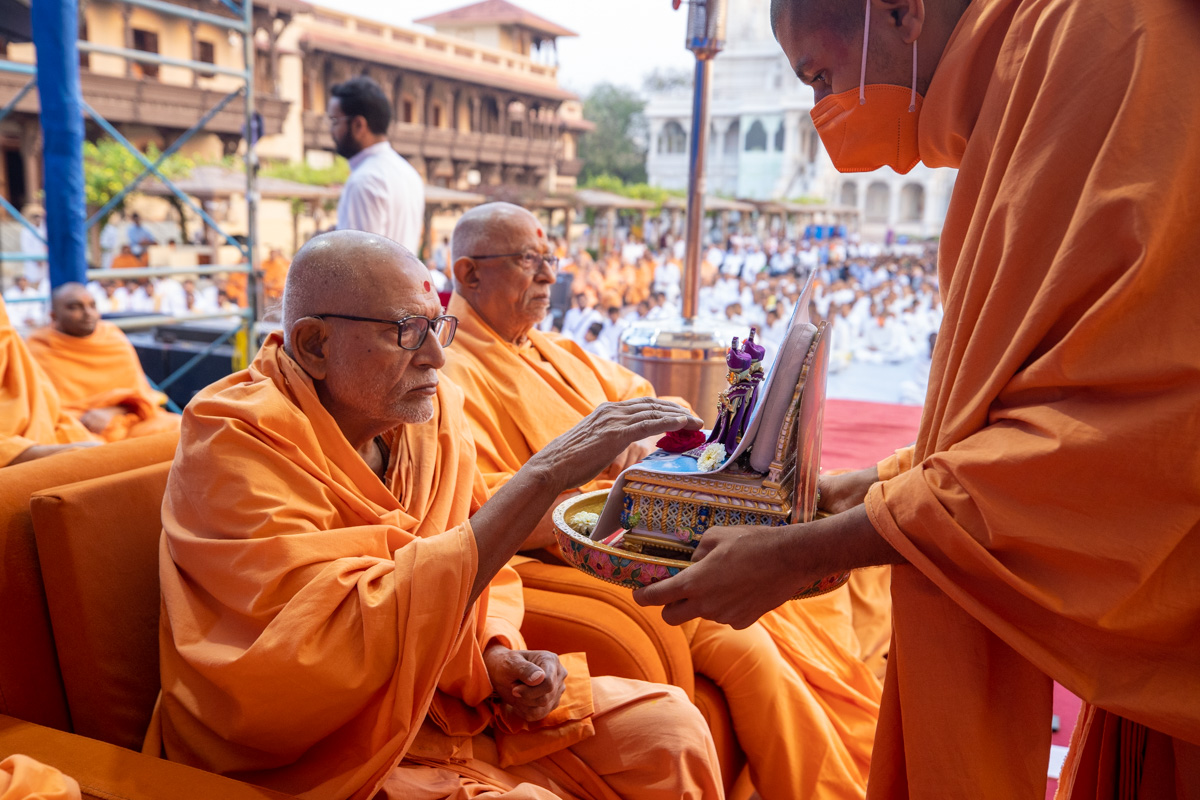 Pujya Bhaktipriya Swami (Pujya Kothari Swami) doing darshan of Shri Harikrishna Maharaj and Shri Gunatitanand Swami