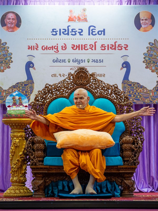 Swamishri embraces all