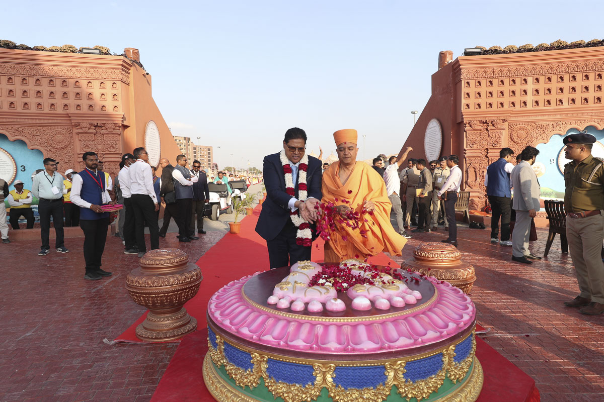 President of Suriname Visits Pramukh Swami Maharaj Centenary Celebrations, Ahmedabad