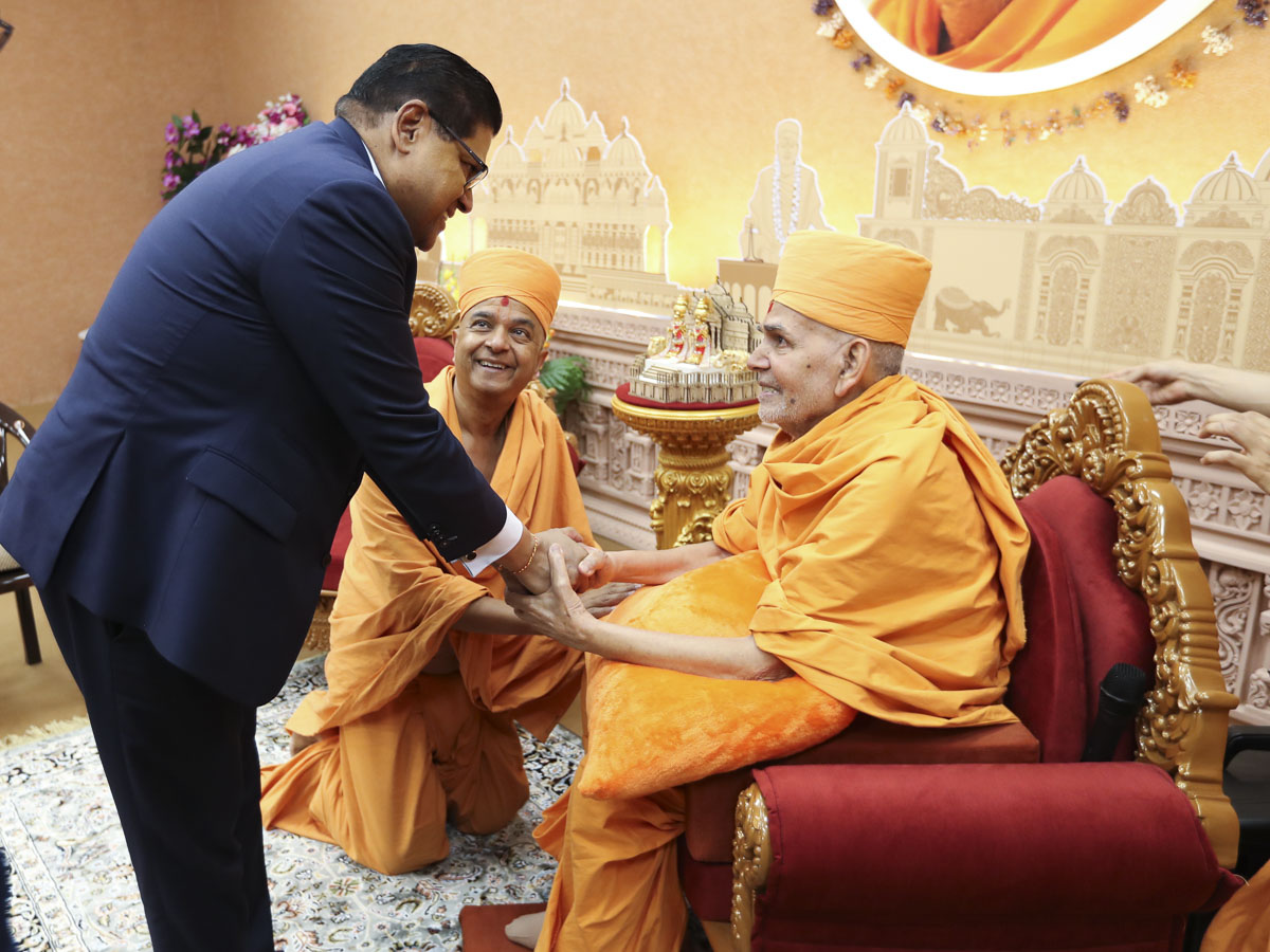 President Chandrikapersad (Chan) Santokhi, President of Suriname, meets Swamishri