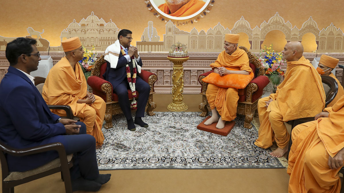 President Chandrikapersad (Chan) Santokhi in conversation with Swamishri