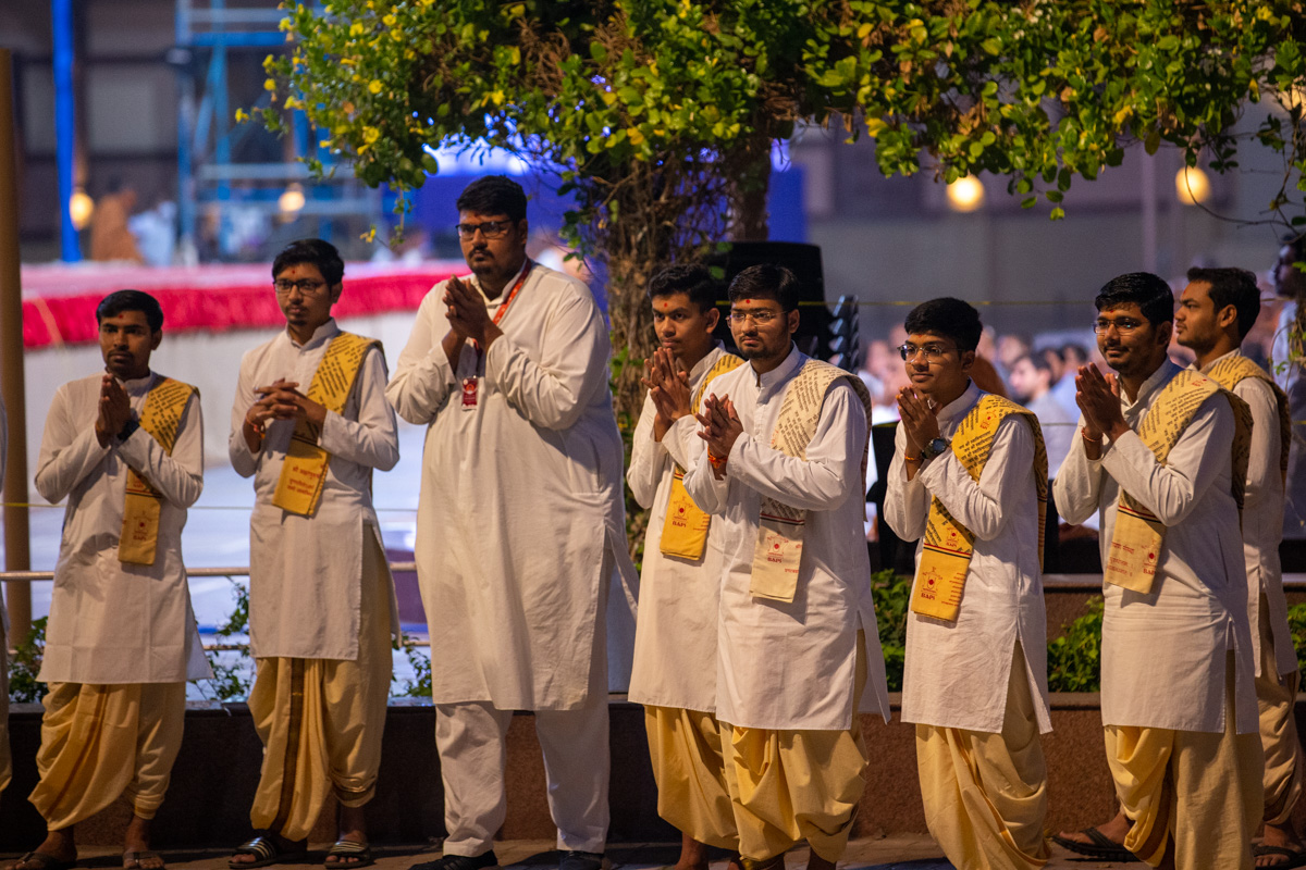 Students of the Swaminarayan Sanskrit Mahavidyalaya, Sarangpur, doing darshan of Swamishri