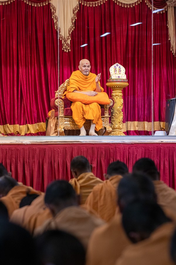 Swamishri blesses the sant shibir in the evening