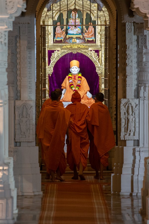 Swamishri arrives at the Yagnapurush Smruti Mandir