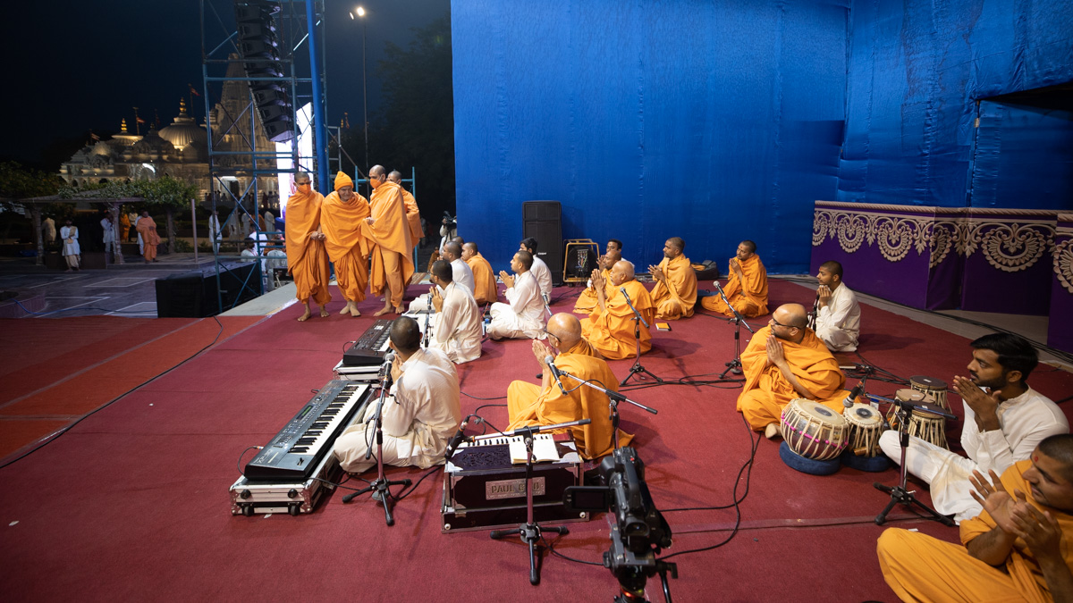 Swamishri arrives at the assembly hall