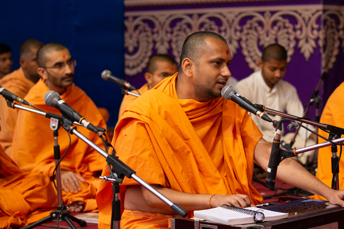 Madhurkirtan Swami sings a kirtan in Swamishri's daily puja