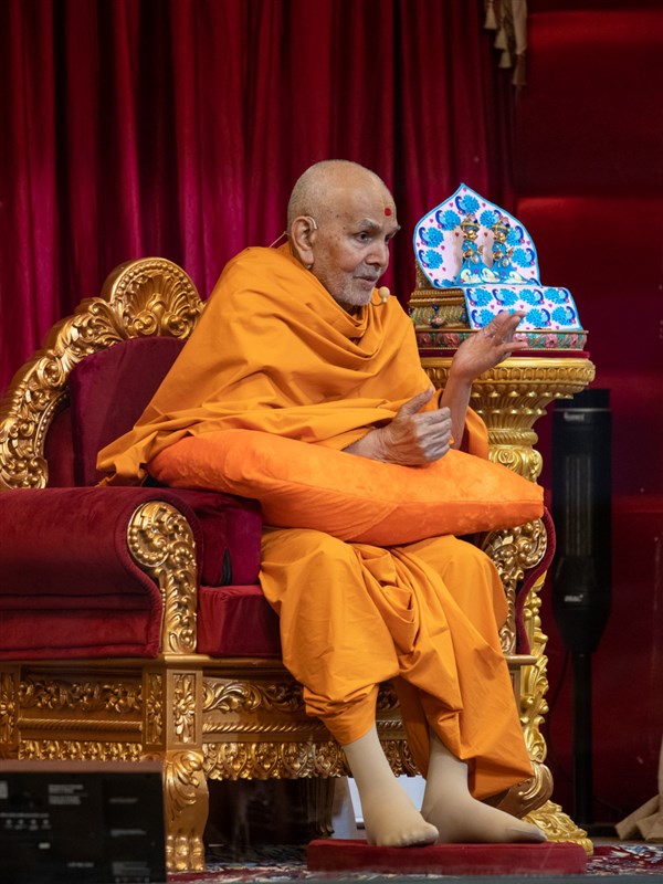 Swamishri blesses the sant shibir in the morning