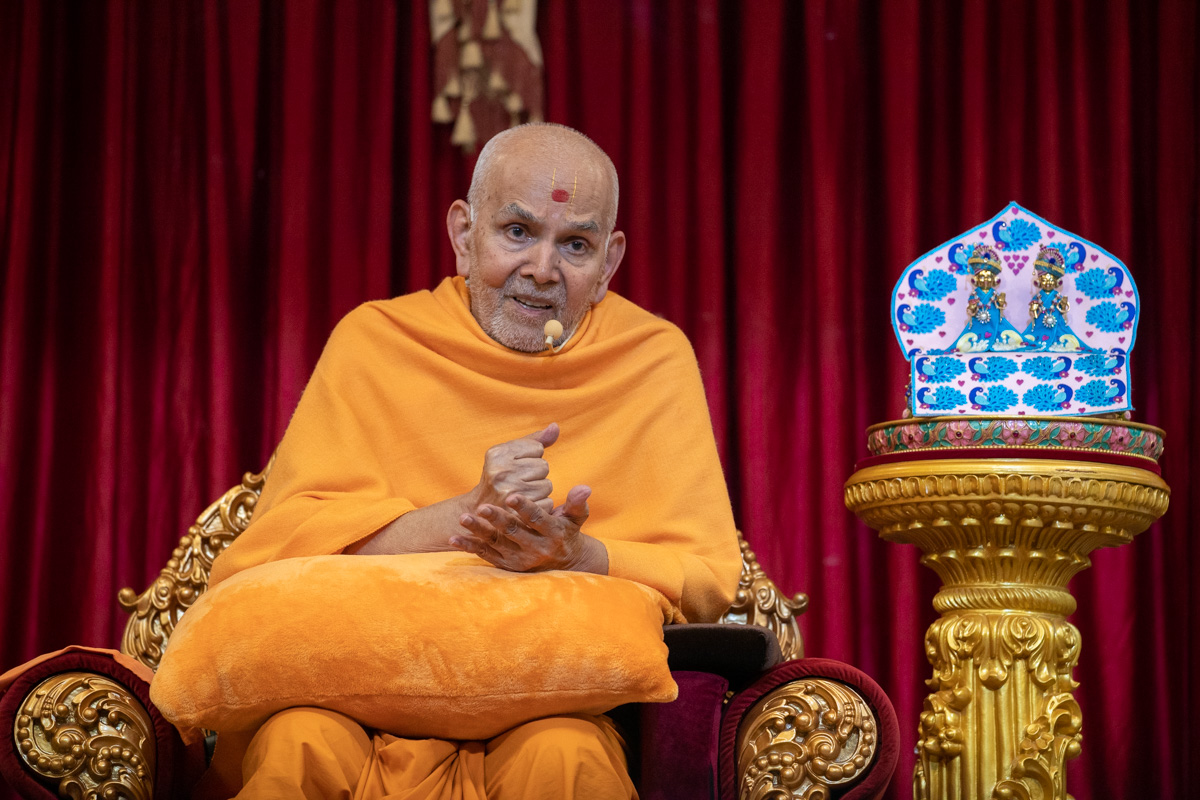 Swamishri blesses the sant shibir