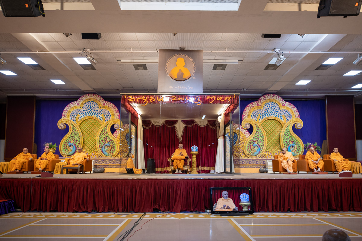 Swamishri and senior sadhus on the stage during the sant shibir in the evening