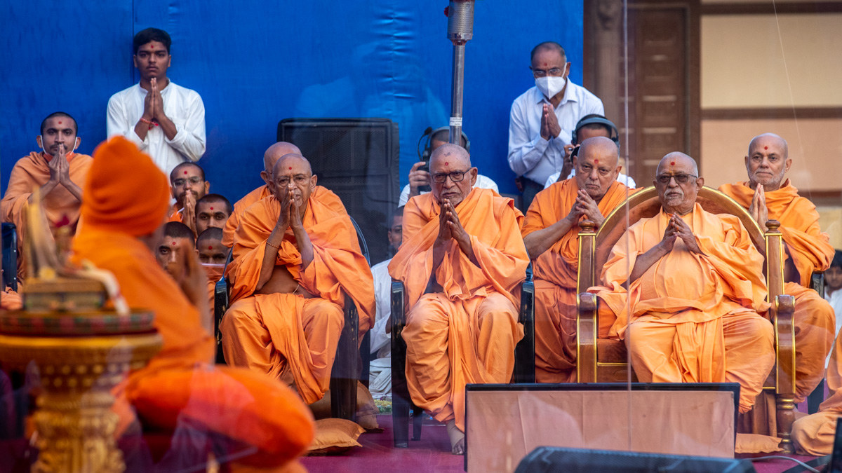 Senior sadhus doing darshan of Swamishri