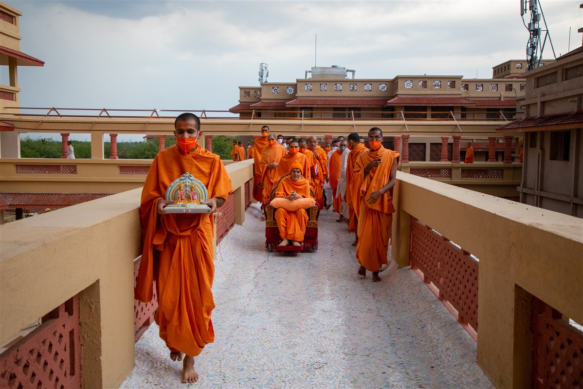 Swamishri visits the sant ashram