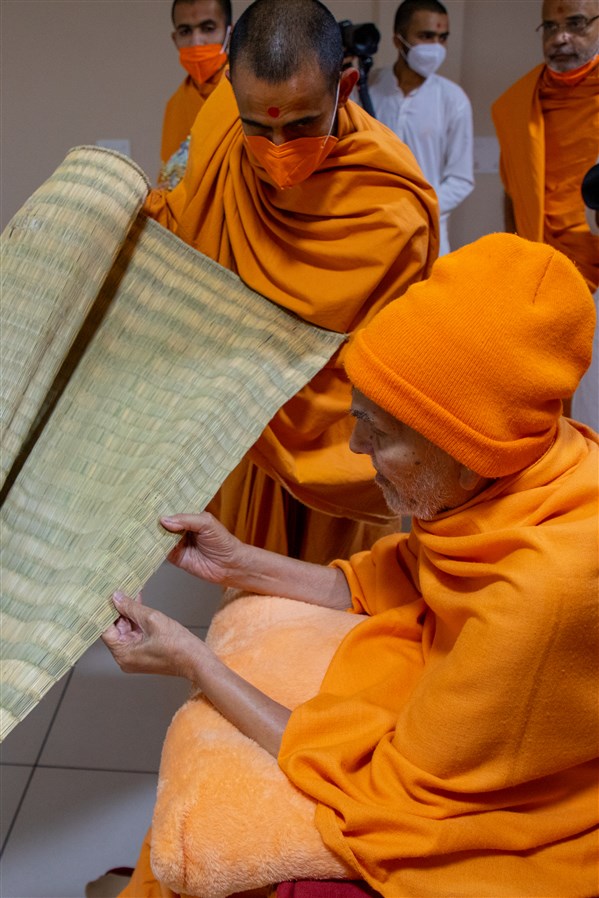 Swamishri observes a mat