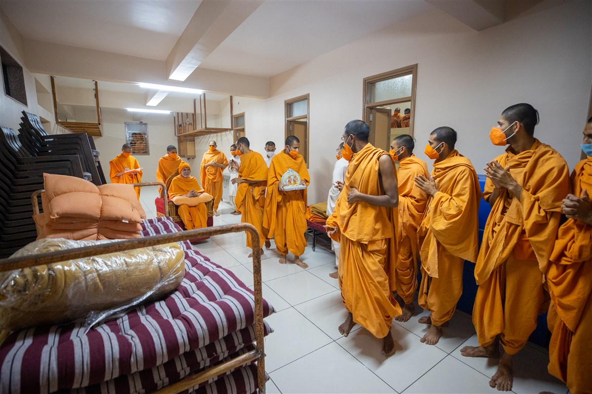 Swamishri observes the storeroom