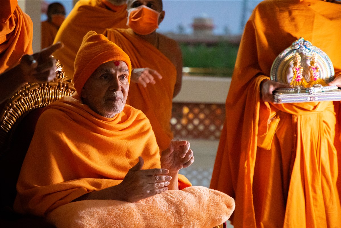 Swamishri visits the sant ashram