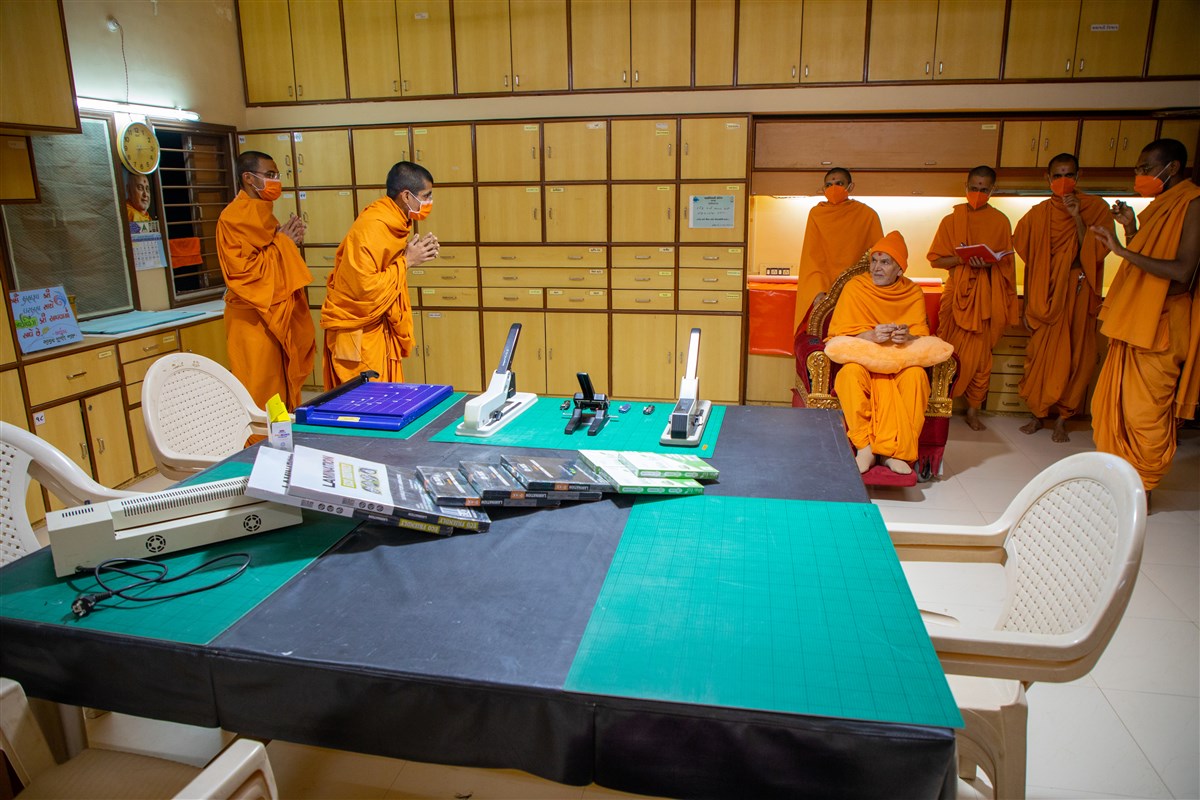 Swamishri visits the bookbinding room