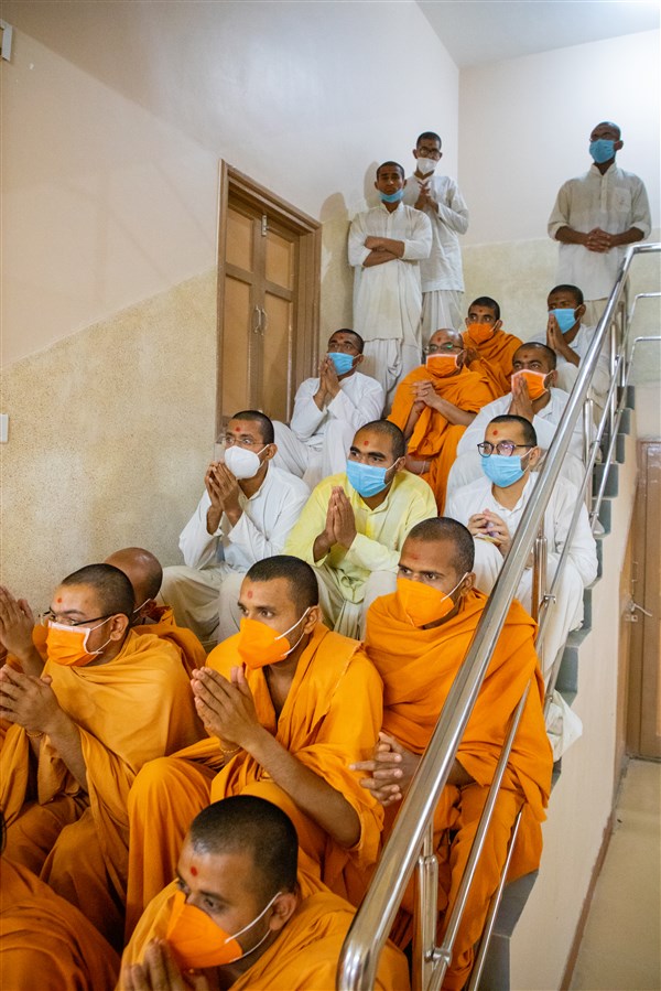 Sadhus and sadhaks doing darshan of Swamishri