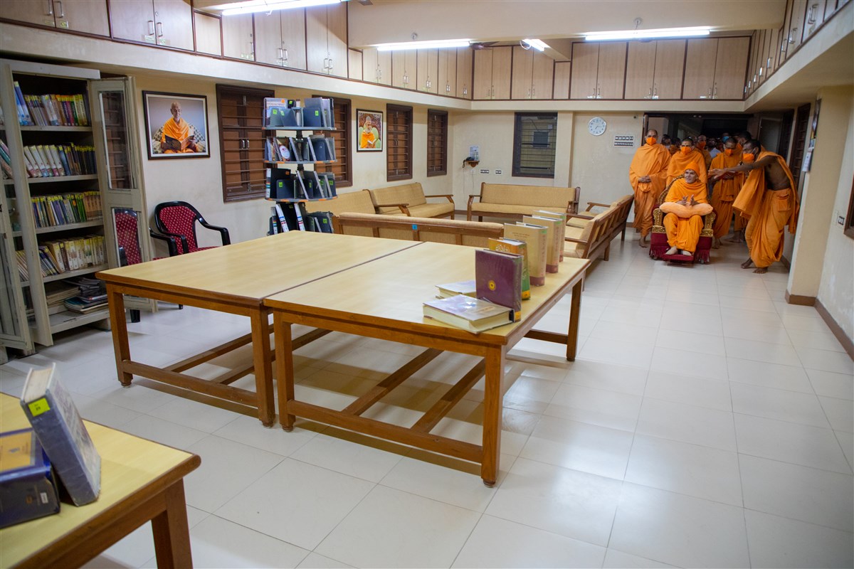 Swamishri visits the library
