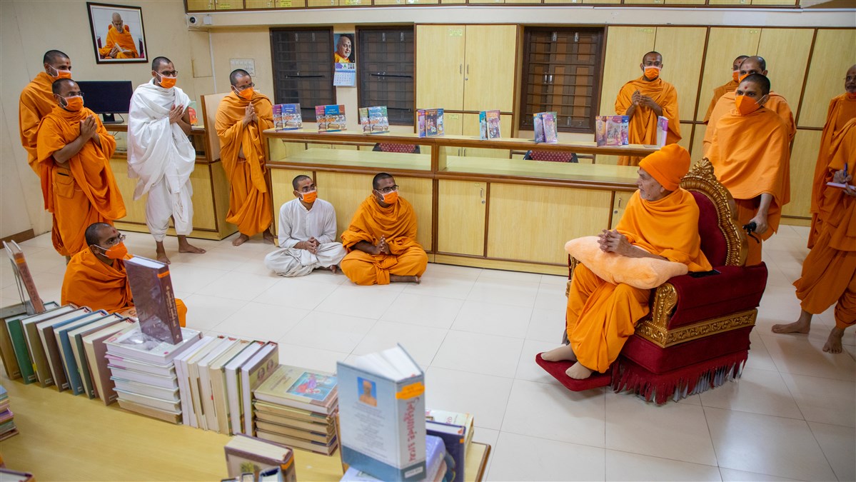 Swamishri visits the library