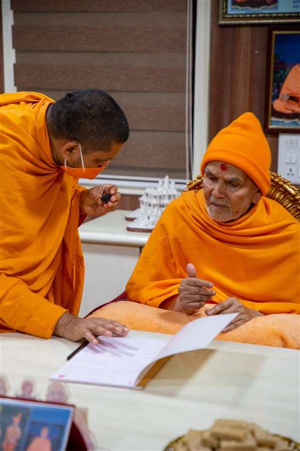 Swamishri observes the kitchen diary