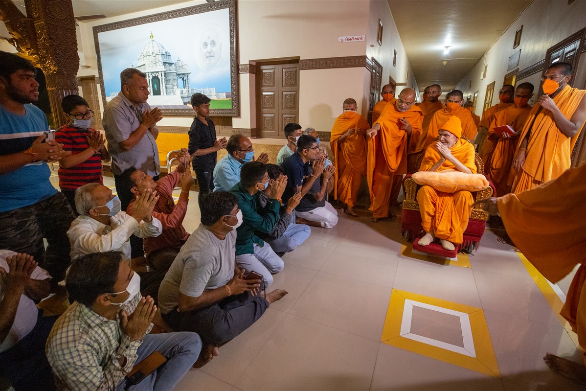 Mandir staff doing darshan of Swamishri