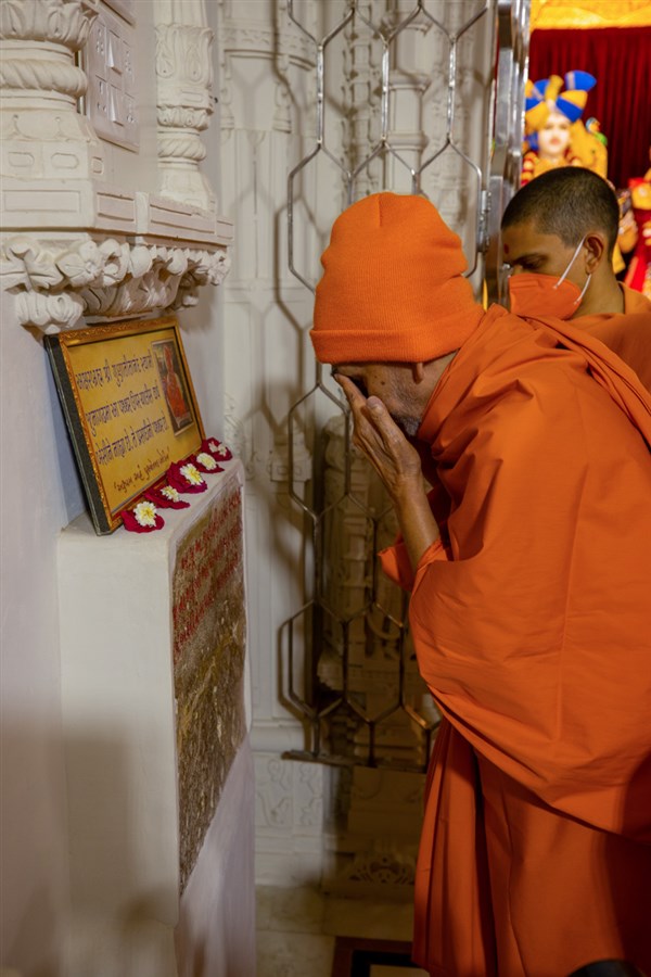 Swamishri engrossed in darshan of sacred stone sanctified by Aksharbrahma Gunatitanand Swami
